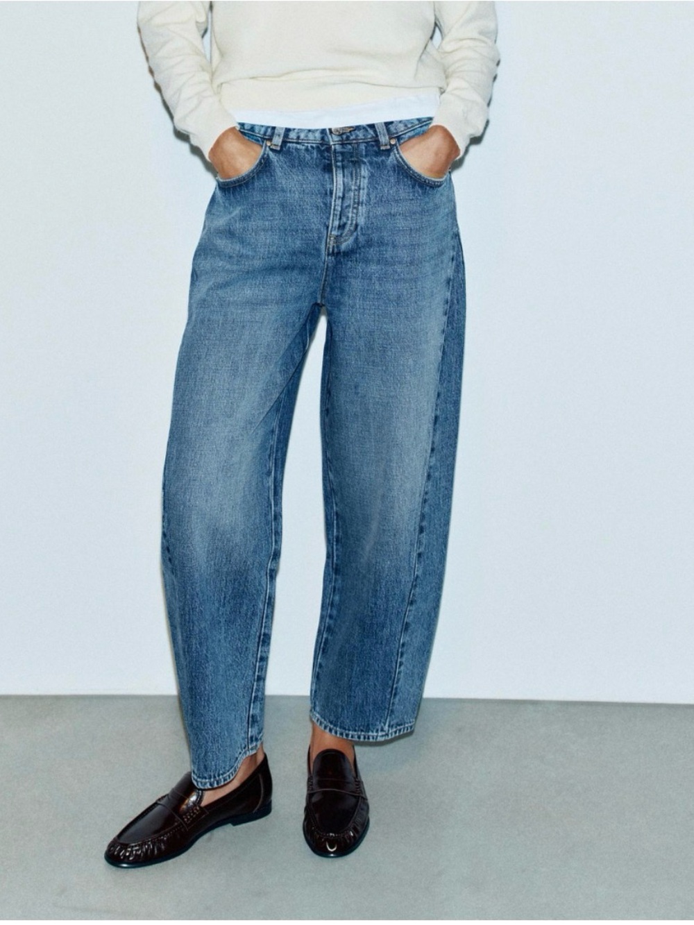 Zara Women's High Rise Straight Leg Jeans in Medium Blue